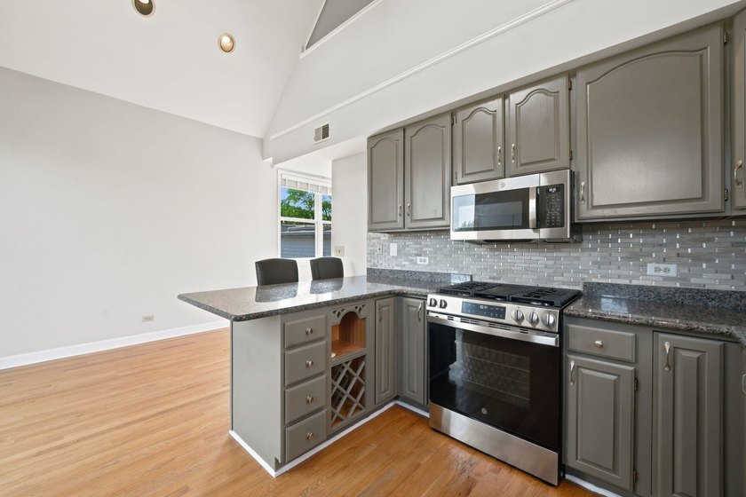 Sun-drenched duplex-up penthouse in the heart of Lakeview - photo 8