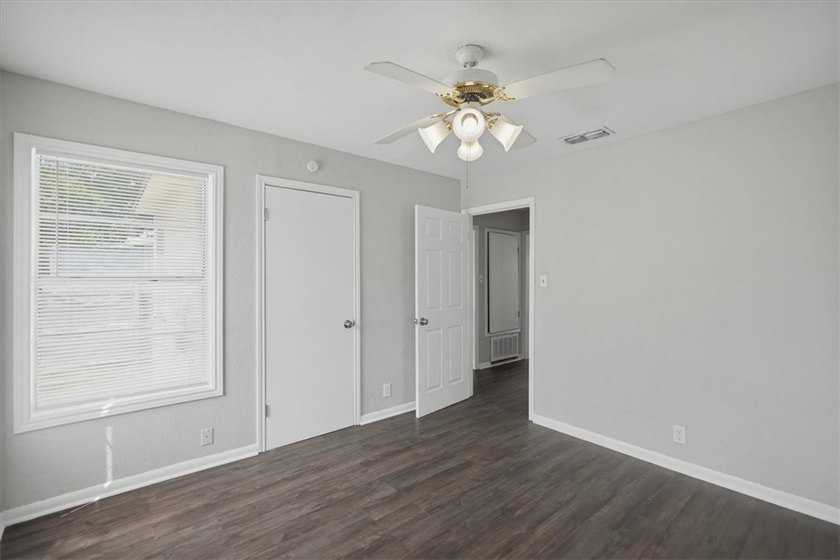 Beautifully updated and move-in ready! This charming home - photo 16