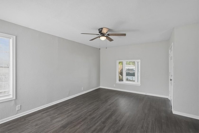 Beautifully updated and move-in ready! This charming home - photo 20