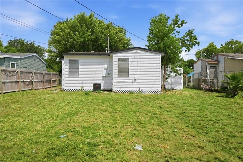 Beautifully updated and move-in ready! This charming home - photo 25