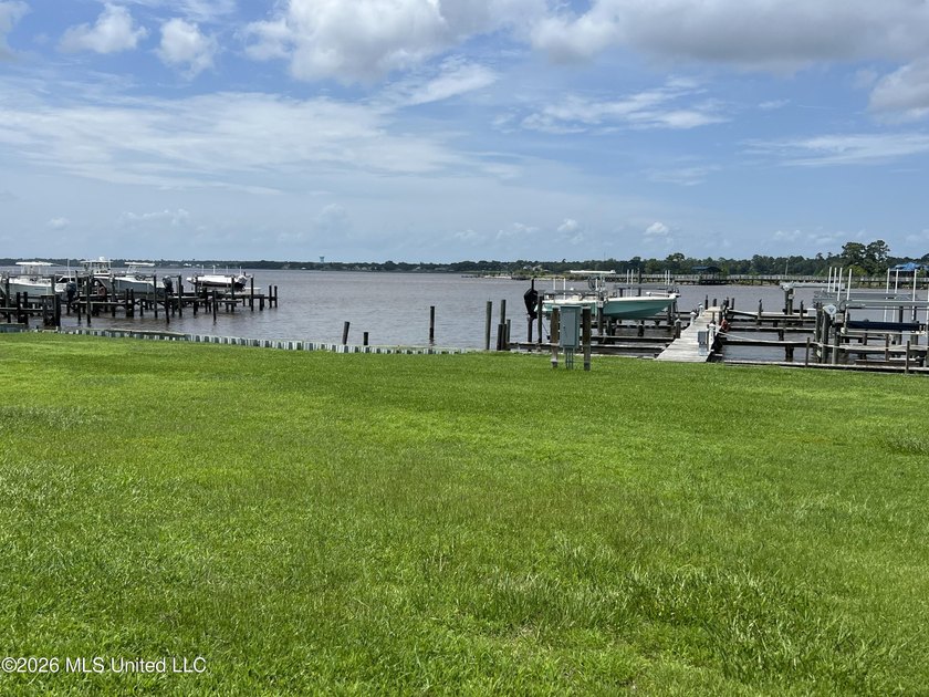 Desirable end unit 2BR/2.5BA townhouse with stylish updates - photo 16