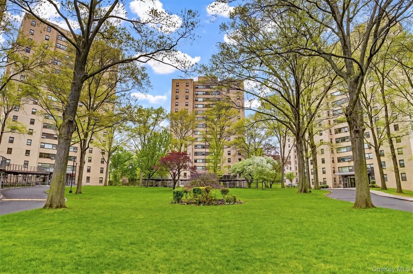 Welcome to 1 Fordham Hill Oval, Apartment #12A - a bright and - photo 3