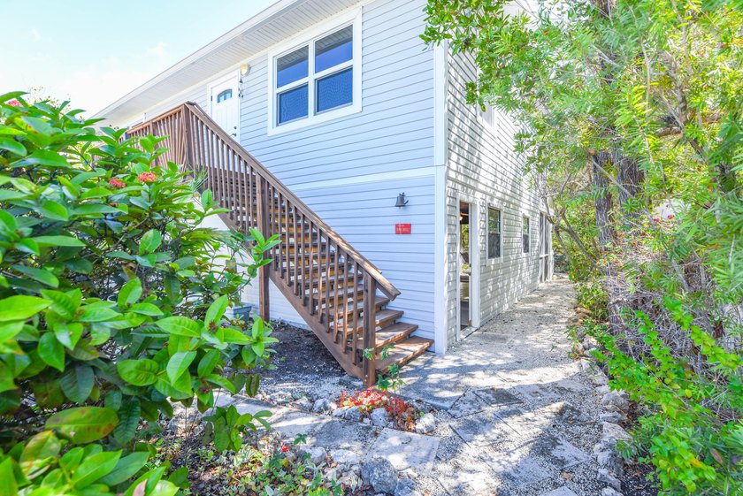 Located in the peaceful National Key Deer Refuge, this charming - photo 31