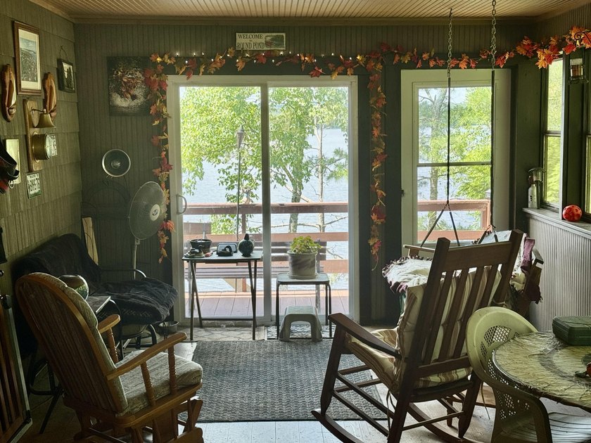 Enjoy lake life in this 3 BR 2 bath waterfront home on pristine - photo 31