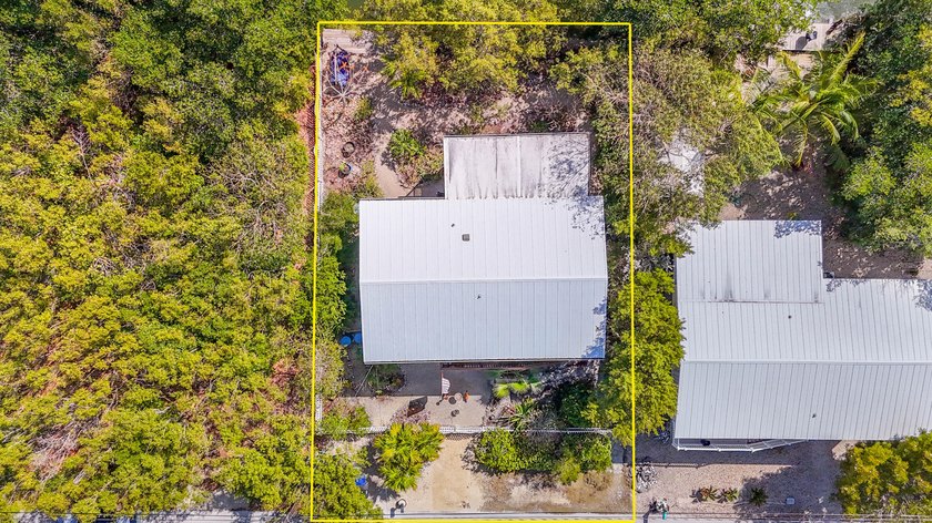Located in the peaceful National Key Deer Refuge, this charming - photo 34