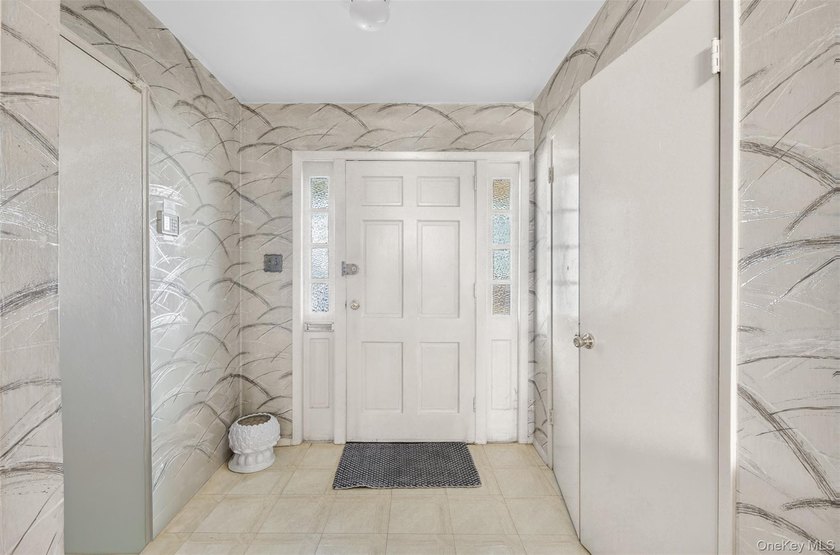 Large Semi-Detached 2 Family House In The Heart Of Bayside - photo 6