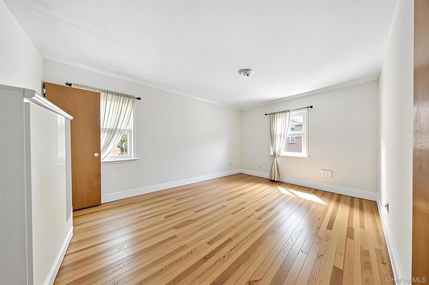 Large Semi-Detached 2 Family House In The Heart Of Bayside - photo 10