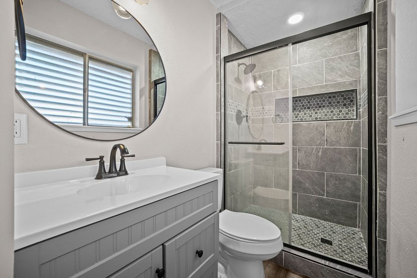 Really cute, move-in ready, 3-bedroom, 2-bath home! Recently - photo 11