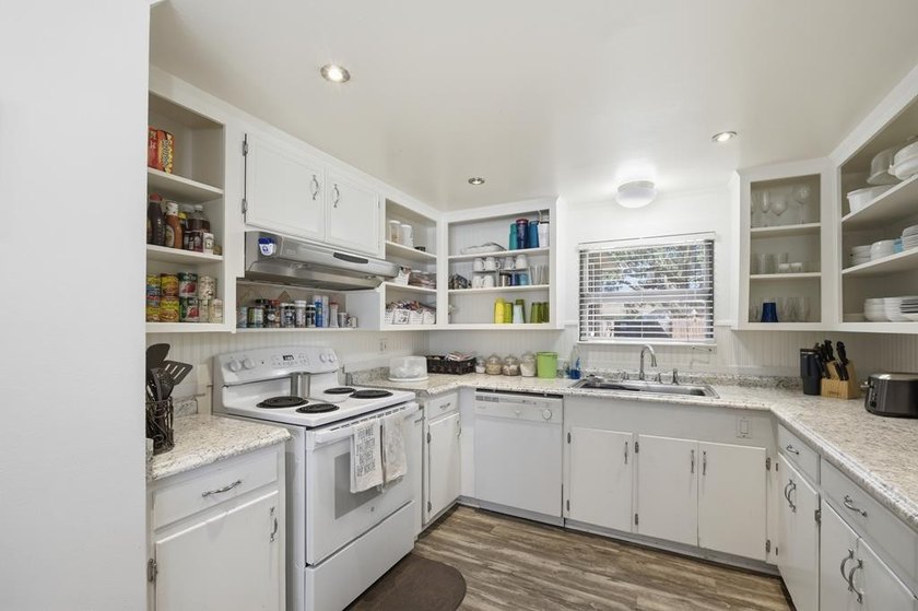 Coastal Cottage in a Prime Beach Town! Fall in love with this - photo 11