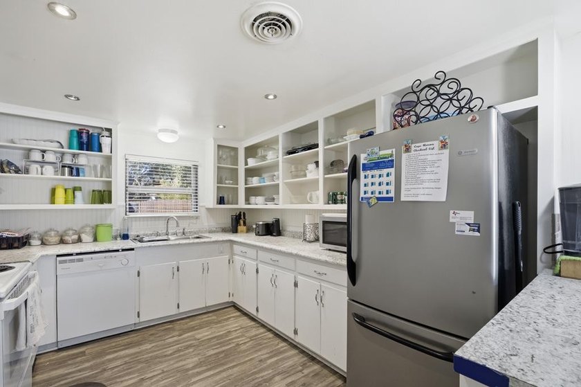 Coastal Cottage in a Prime Beach Town! Fall in love with this - photo 12
