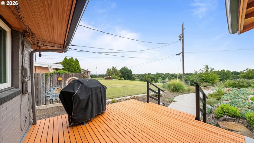 Large home on quiet street, great neighborhood and location with - photo 28