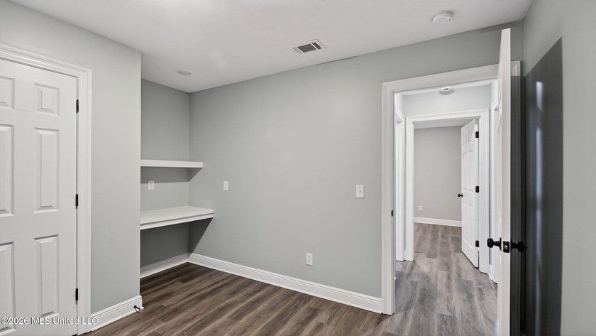 Seller is offering $5000 in buyer closing costs! Like-New Home - photo 29