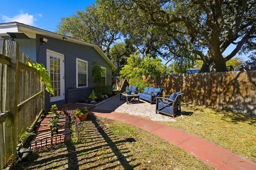 Coastal Cottage in a Prime Beach Town! Fall in love with this - photo 29