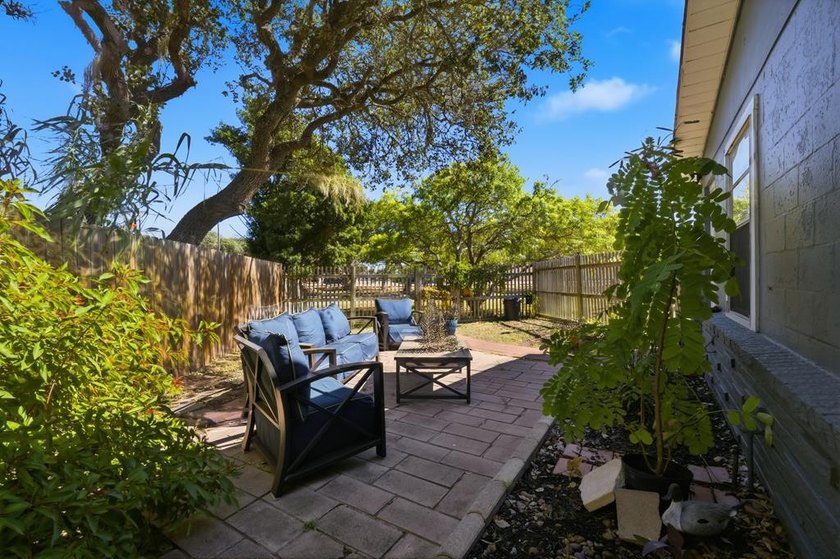 Coastal Cottage in a Prime Beach Town! Fall in love with this - photo 30