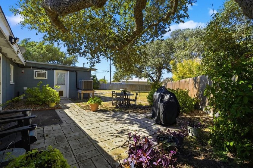 Coastal Cottage in a Prime Beach Town! Fall in love with this - photo 31