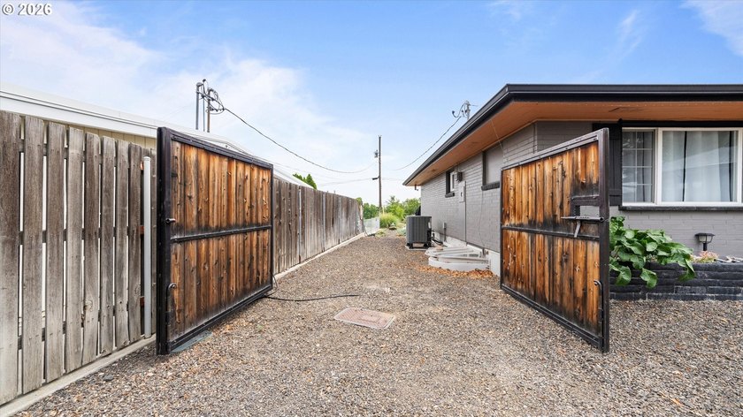 Large home on quiet street, great neighborhood and location with - photo 33