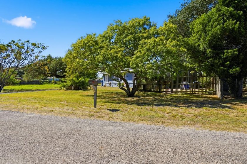 Coastal Cottage in a Prime Beach Town! Fall in love with this - photo 34