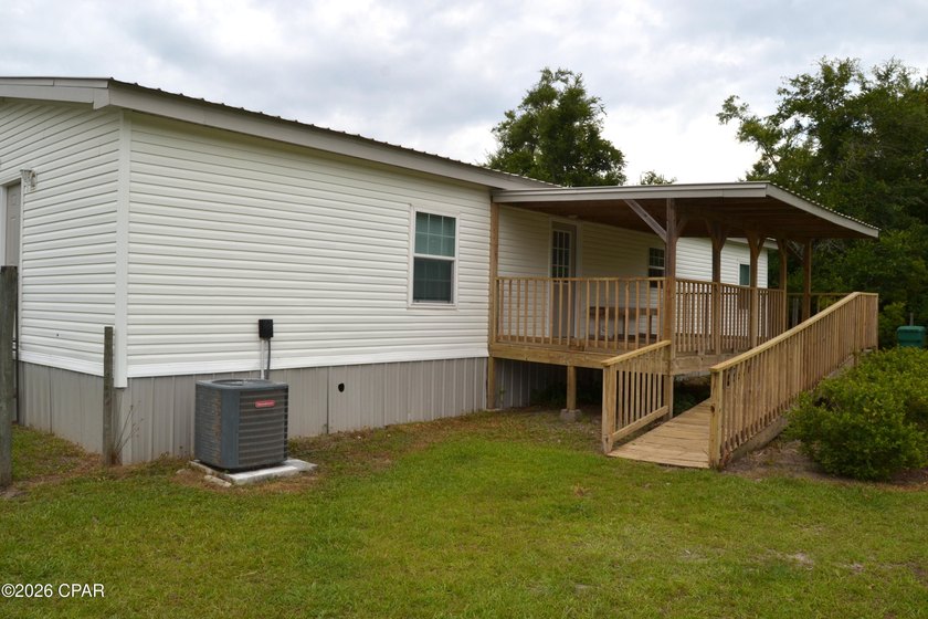 LIKE NEW, freshly renovated 3 bedroom, 2 bath home located in a - photo 7
