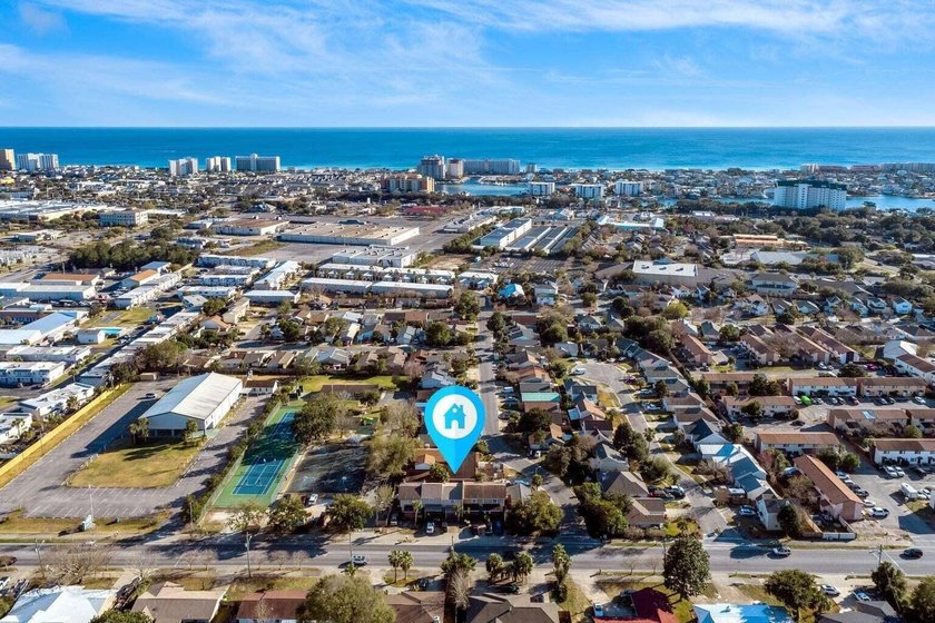 Live in the heart of Destin, less than a mile to the Destin - photo 3