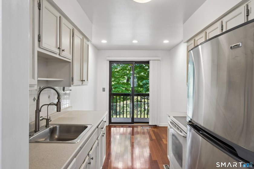 Wonderful opportunity to live in a spacious, light-filled - photo 8