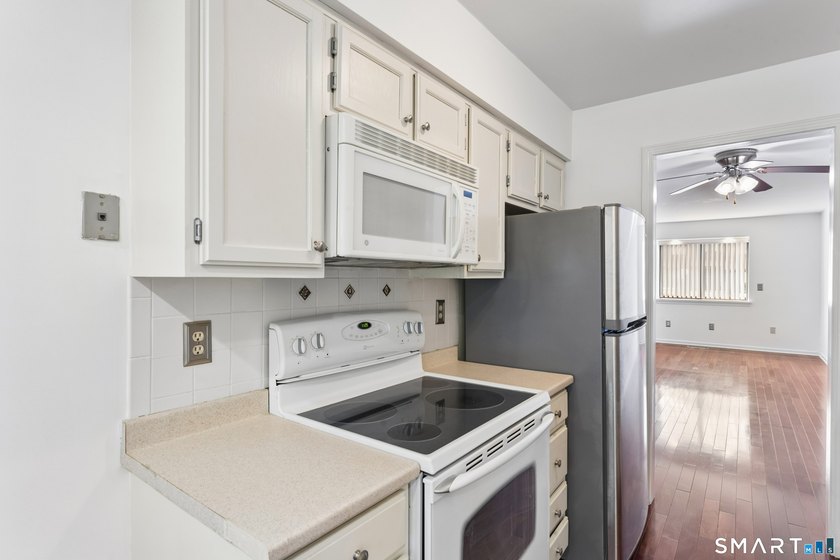 Wonderful opportunity to live in a spacious, light-filled - photo 10