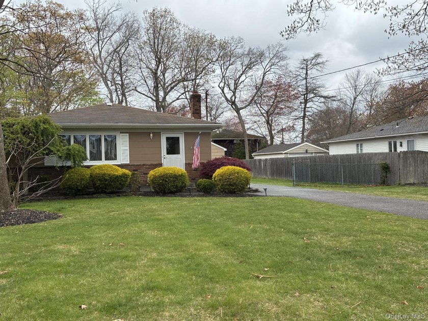 South of Montauk This charming, cozy home offers comfort, style - photo 4