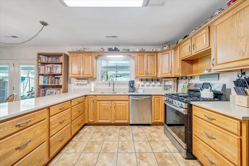 Enjoy the ease of one-level living in this well-maintained - photo 12