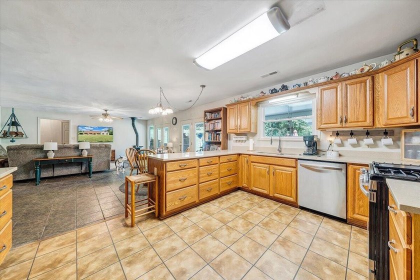 Enjoy the ease of one-level living in this well-maintained - photo 16