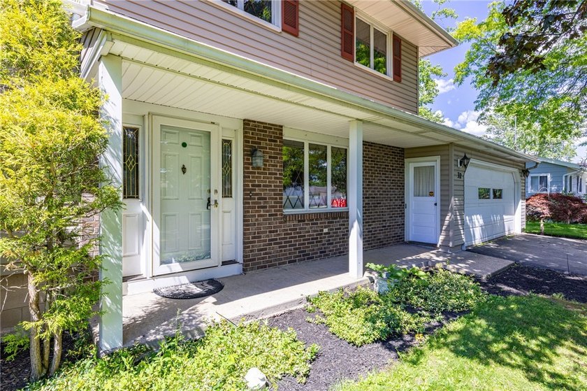 Opportunity awaits! Welcome to 32 Flamingo Dr, a spacious Split - photo 3