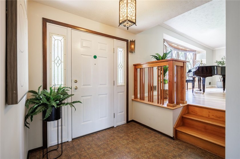 Opportunity awaits! Welcome to 32 Flamingo Dr, a spacious Split - photo 4