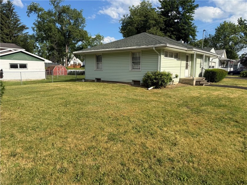 Welcome home to this well-maintained two-bedroom, one-bath ranch - photo 2