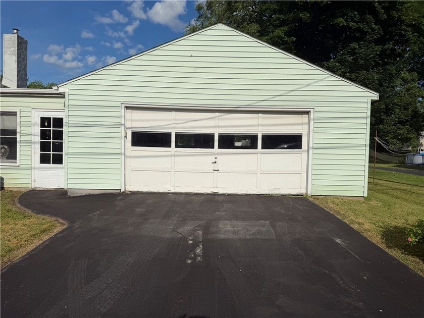 Welcome home to this well-maintained two-bedroom, one-bath ranch - photo 3