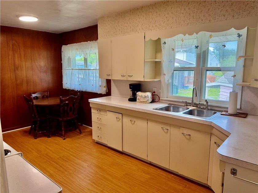 Welcome home to this well-maintained two-bedroom, one-bath ranch - photo 7
