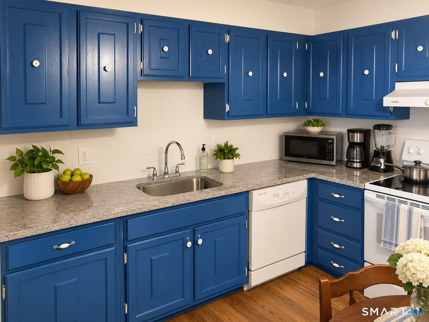 This delightful top (4th) floor, 1,100+/- sqft, 1-bedroom - photo 4