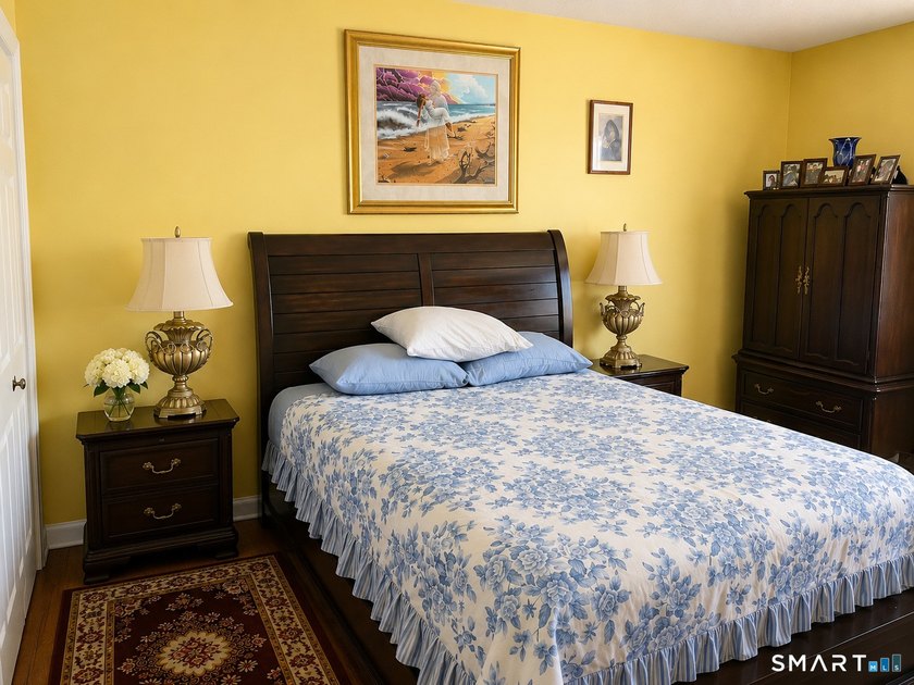 This delightful top (4th) floor, 1,100+/- sqft, 1-bedroom - photo 5