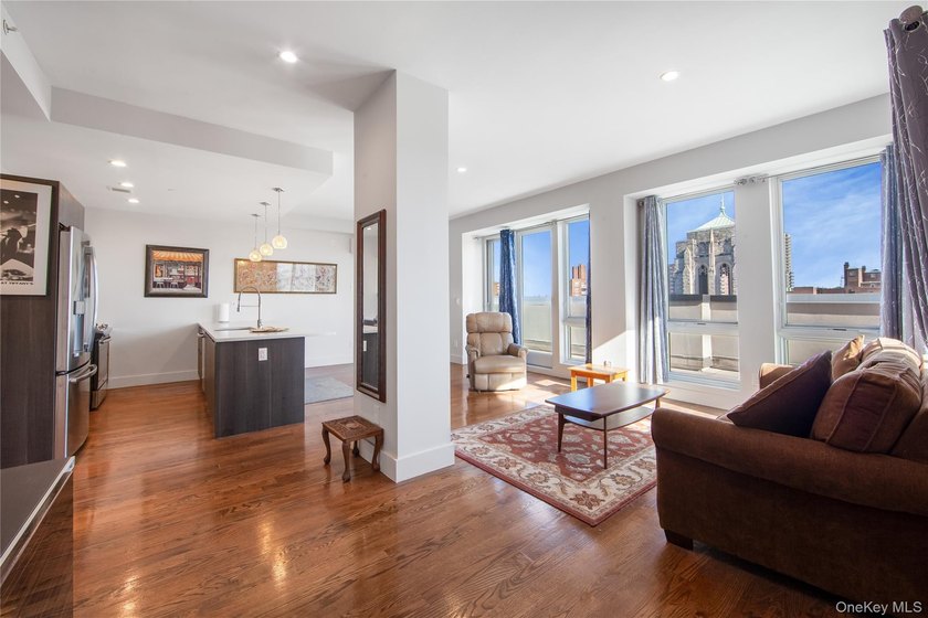 This luxurious condominium penthouse atop a modern elevator - photo 3