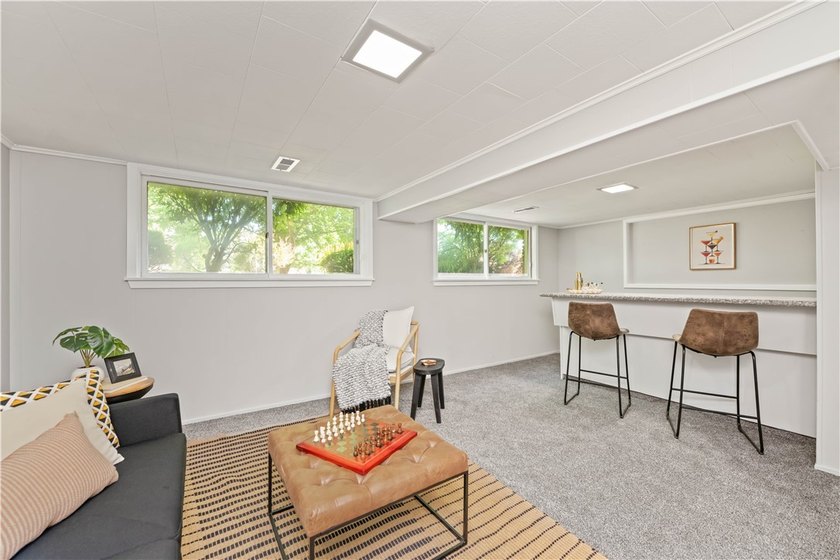 Beautifully updated 3 bedroom and 1.5 bath Split Level in - photo 13
