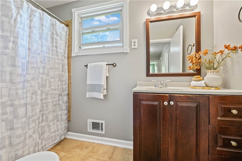 Beautifully updated 3 bedroom and 1.5 bath Split Level in - photo 16