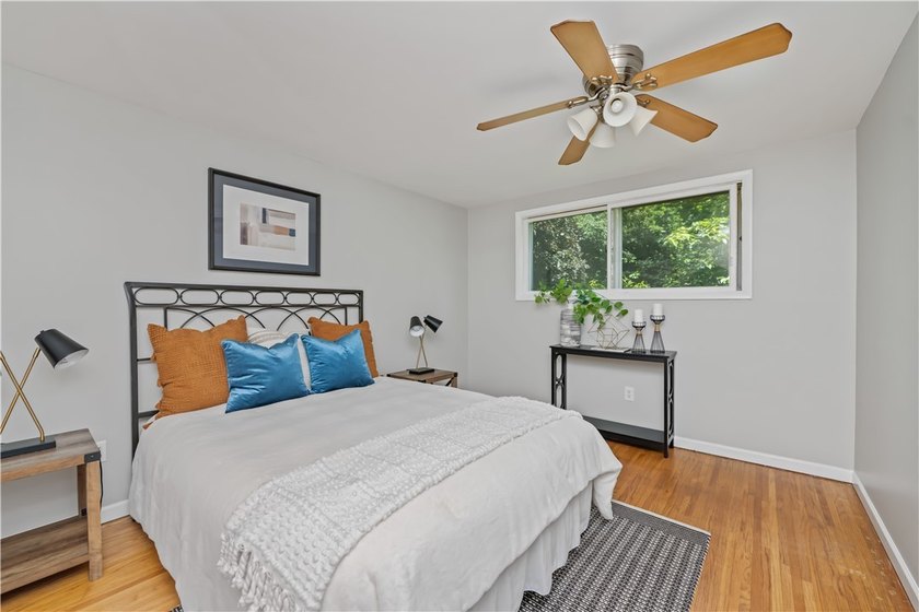 Beautifully updated 3 bedroom and 1.5 bath Split Level in - photo 17