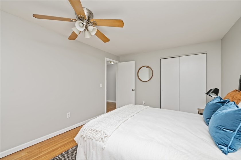 Beautifully updated 3 bedroom and 1.5 bath Split Level in - photo 18