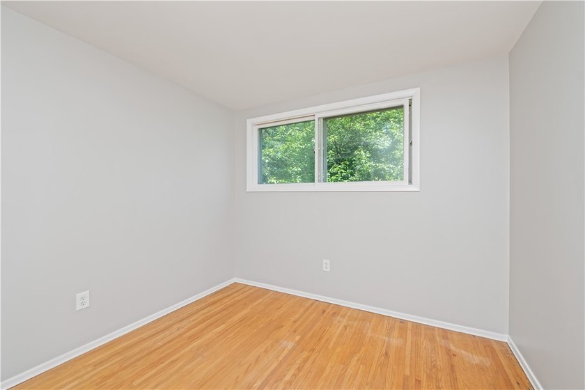 Beautifully updated 3 bedroom and 1.5 bath Split Level in - photo 20