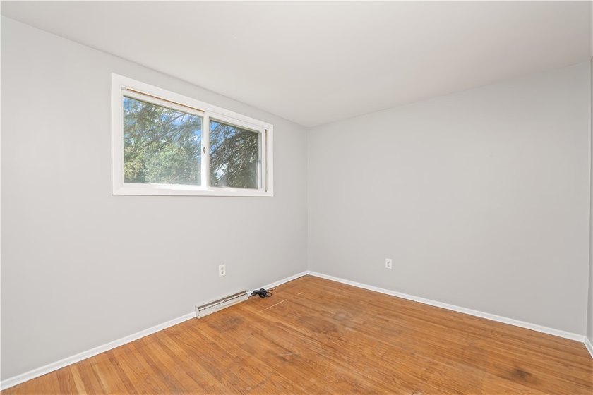 Beautifully updated 3 bedroom and 1.5 bath Split Level in - photo 21