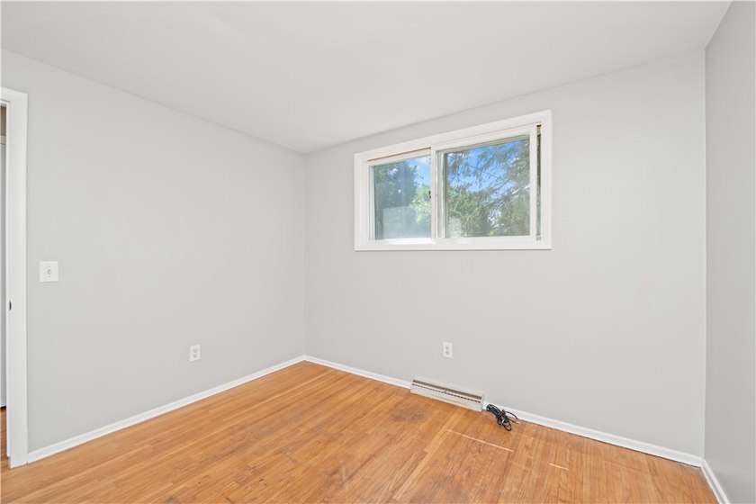 Beautifully updated 3 bedroom and 1.5 bath Split Level in - photo 22