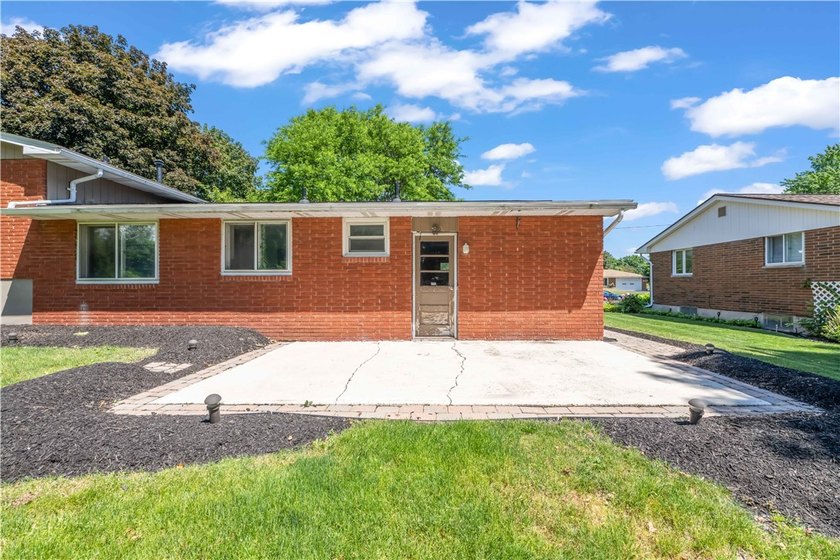 Beautifully updated 3 bedroom and 1.5 bath Split Level in - photo 23