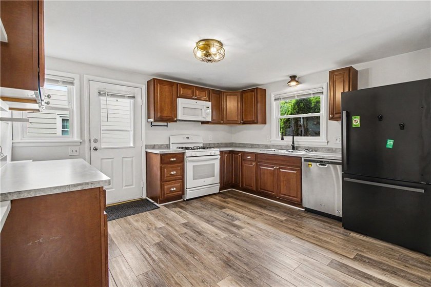 OPEN SATURDAY 11:00-12:30! Welcome home to 127 Wood Road! This - photo 6