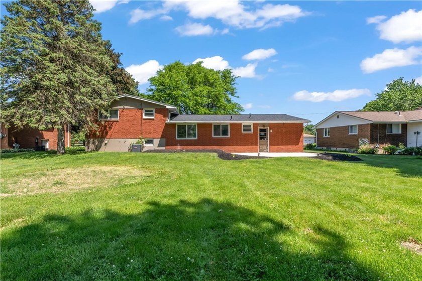Beautifully updated 3 bedroom and 1.5 bath Split Level in - photo 27
