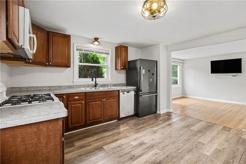 OPEN SATURDAY 11:00-12:30! Welcome home to 127 Wood Road! This - photo 7