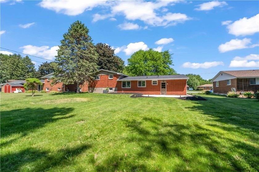 Beautifully updated 3 bedroom and 1.5 bath Split Level in - photo 28