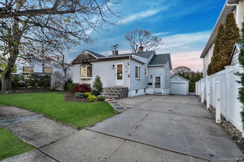 Welcome To This 2 Bed 2 Bath On An Oversized Lot. Right In The - photo 4