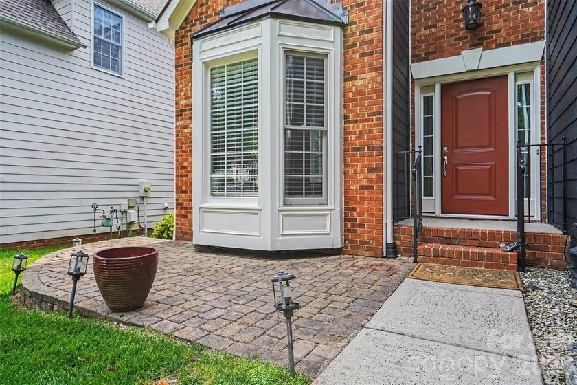 Welcome to this beautiful home in the highly sought-after - photo 4